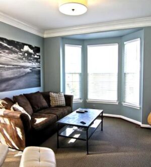 Дизайн интерьера гостиной с эркером. Фото примеры